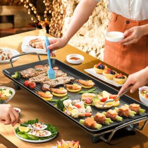 Bandeja eléctrica Aoran 1 con alimentos variados, cocinando en dos zonas sobre superficie antiadherente, ideal para compartir en familia