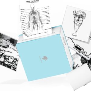 Mini impresora térmica blanca sobre mesa de madera con etiquetas en frascos de cocina organizados.