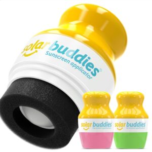 Tres aplicadores Solar Buddies para protector solar, uno grande al frente con tapa amarilla y esponja negra, y dos más pequeños en rosa y verde al fondo.