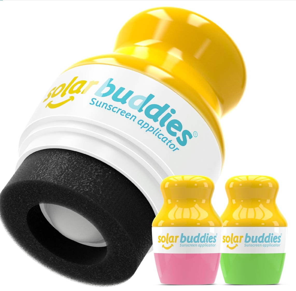 Tres aplicadores Solar Buddies para protector solar, uno grande al frente con tapa amarilla y esponja negra, y dos más pequeños en rosa y verde al fondo.